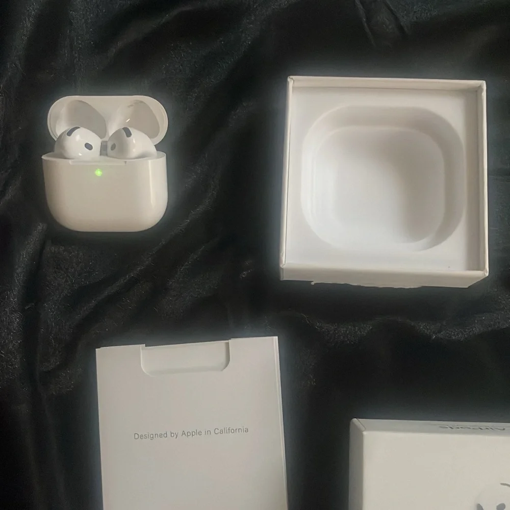 Apple White Wireless Earbuds with Case